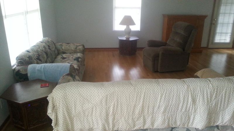 128 Gray Ln, Jacksboro, TN 37757