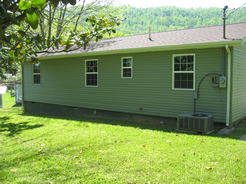 128 Harp Dr, Jellico, TN 37762