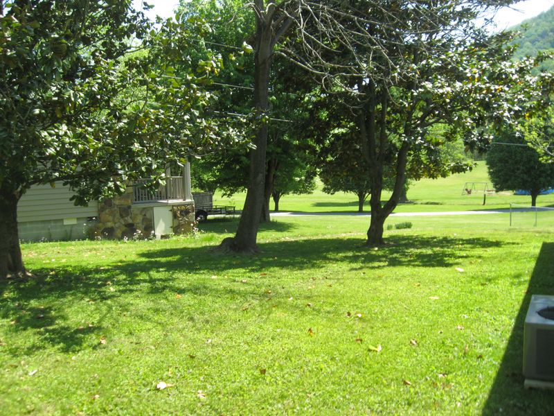 128 Harp Dr, Jellico, TN 37762