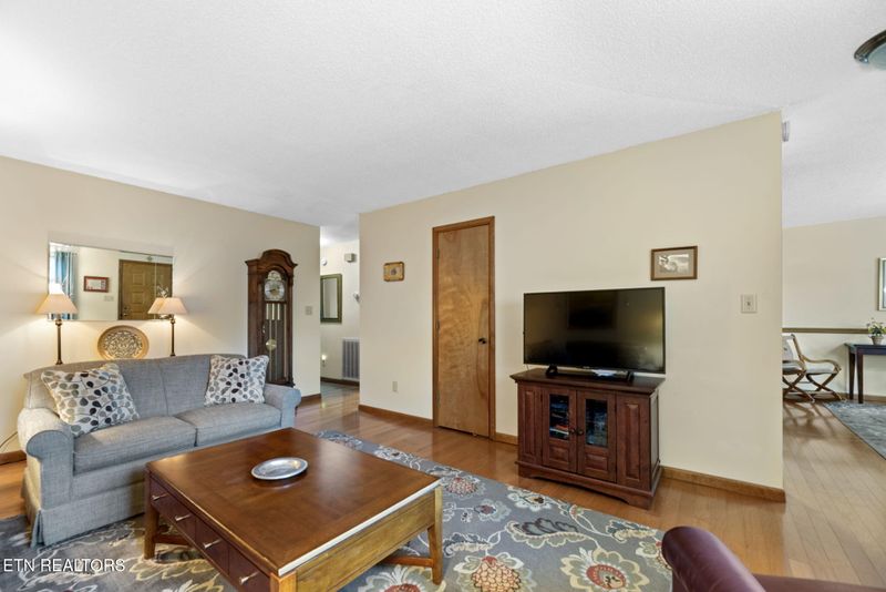 128 Hazleton Ln, Oak Ridge, TN 37830