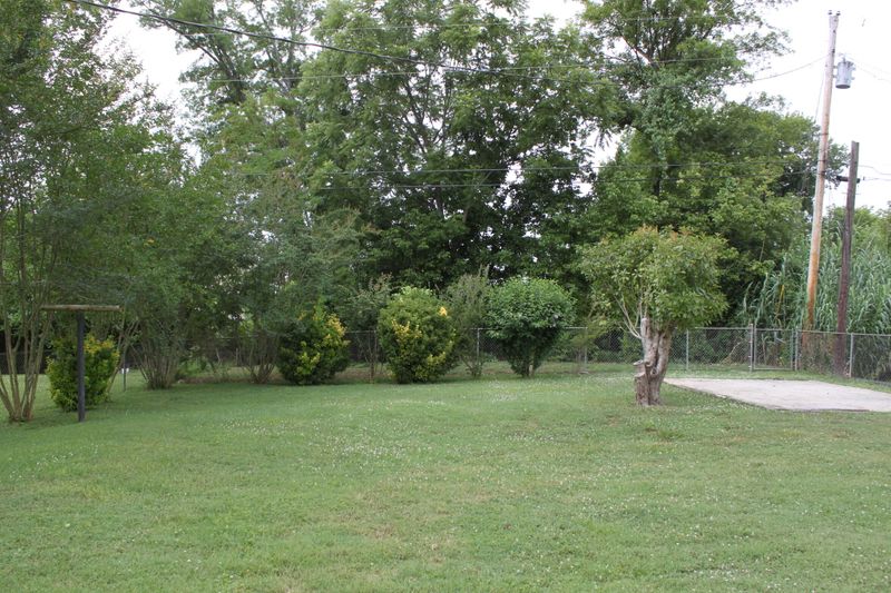 128 Lee Dr, Lenoir City, TN 37771
