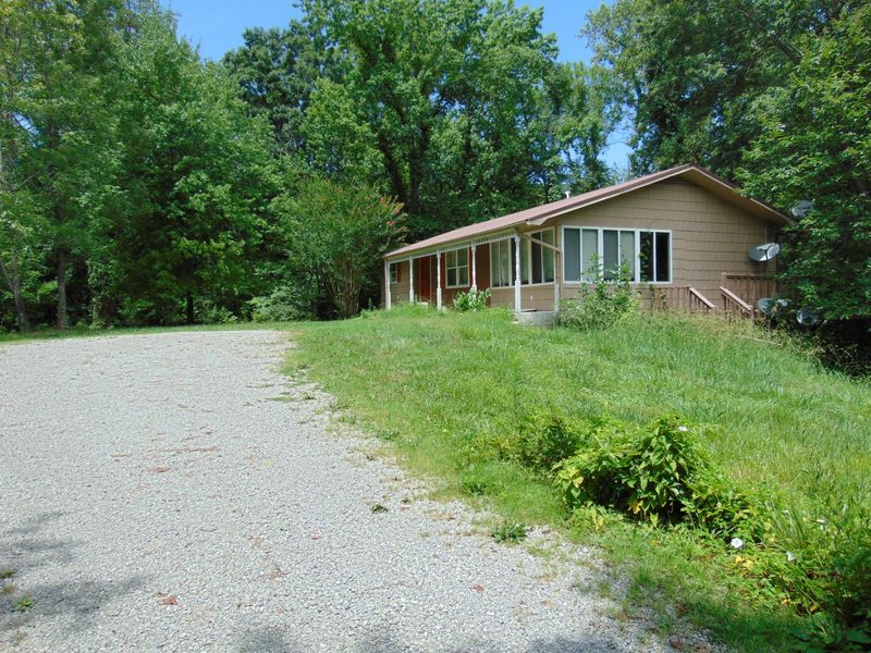 128 Madison Ln, Jacksboro, TN 37757