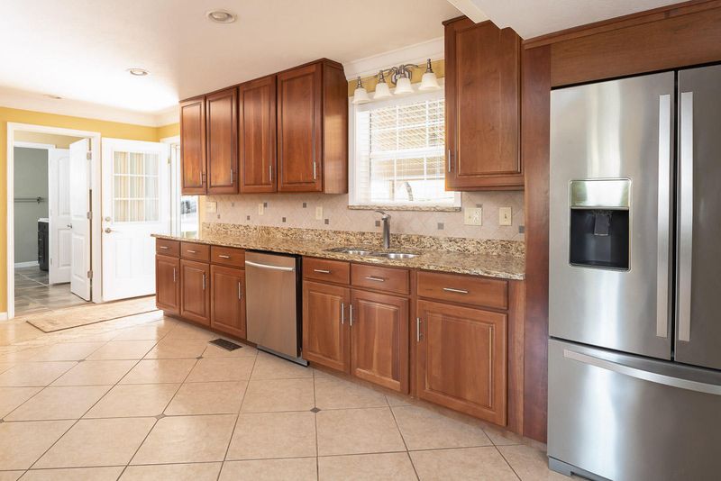 128 Outer Dr, Oak Ridge, TN 37830