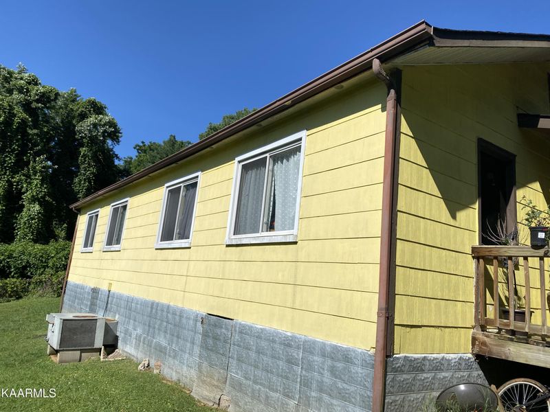 128 S Walker Ln, Oak Ridge, TN 37830