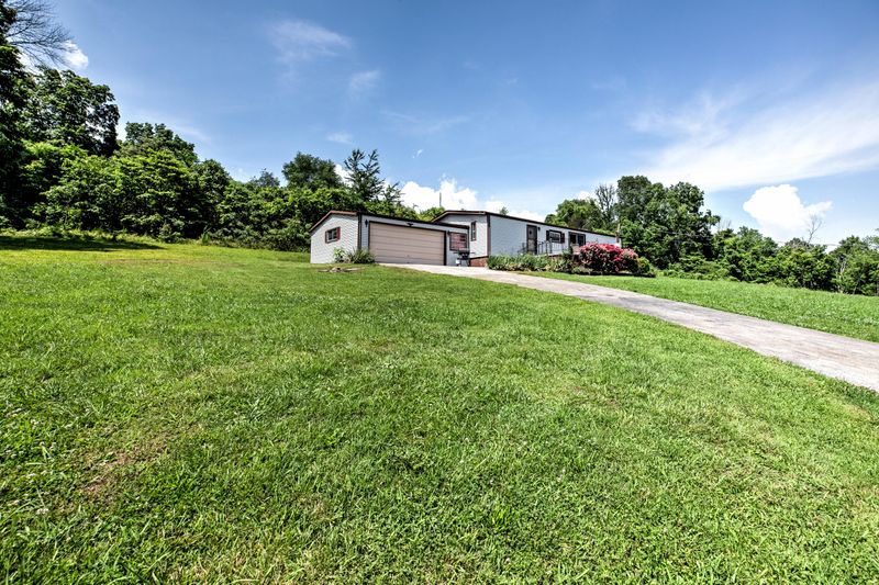 128 Springs Ln, Lafollette, TN 37766
