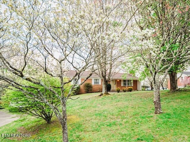 128 Westwood Dr, Clinton, TN 37716