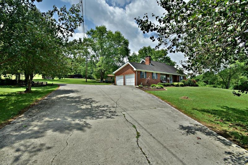 1281 Ridgeview Dr, Clinton, TN 37716