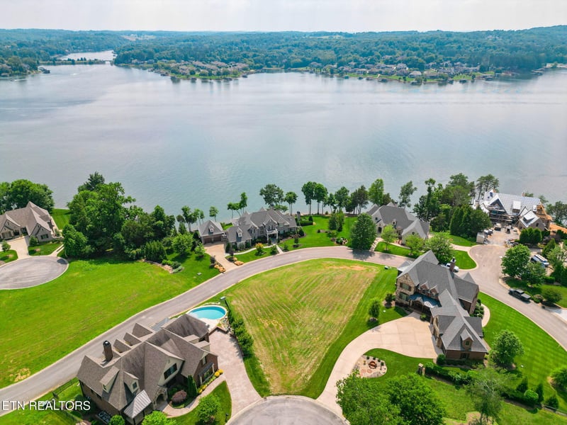 1285 Castaway Ln, Lenoir City, TN 37772