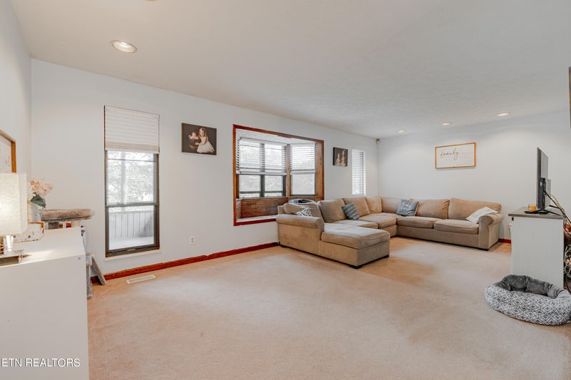 1285 Winding Dr, Sevierville, TN 37876