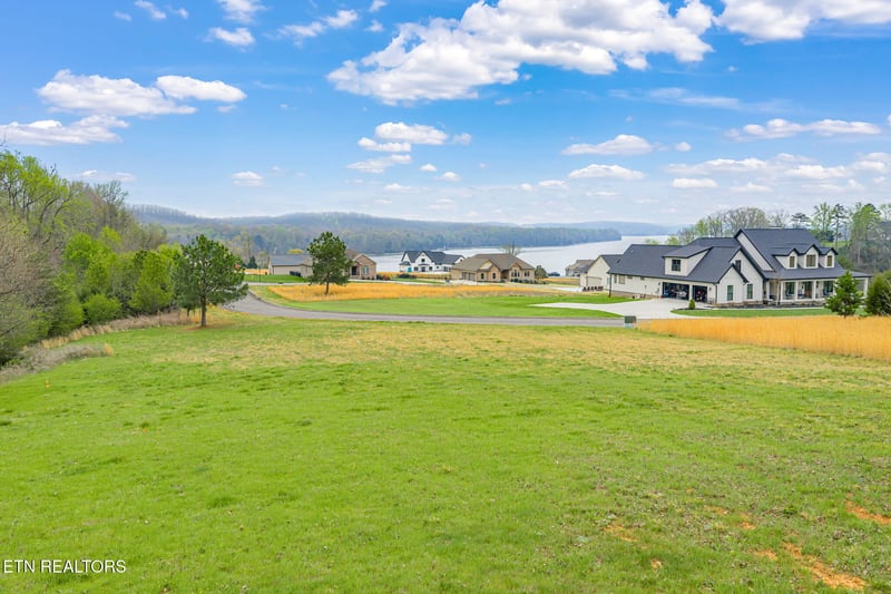 129 Docks Of The Bay Dr, Harriman, TN 37748