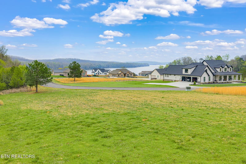 129 Docks Of The Bay Dr, Harriman, TN 37748