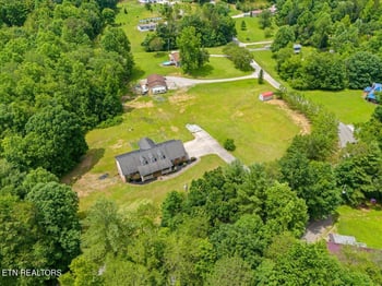 129 Hickory Ln, Oliver Springs, TN 37840