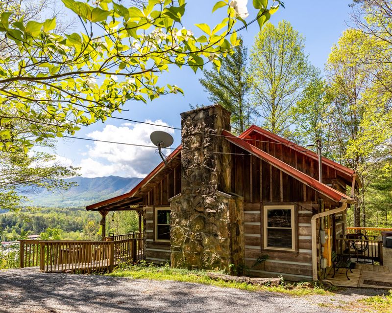 129 Mountain Retreat Rd, Townsend, TN 37882