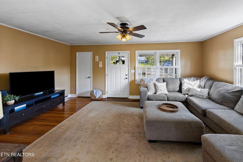 129 S Seneca Rd, Oak Ridge, TN 37830