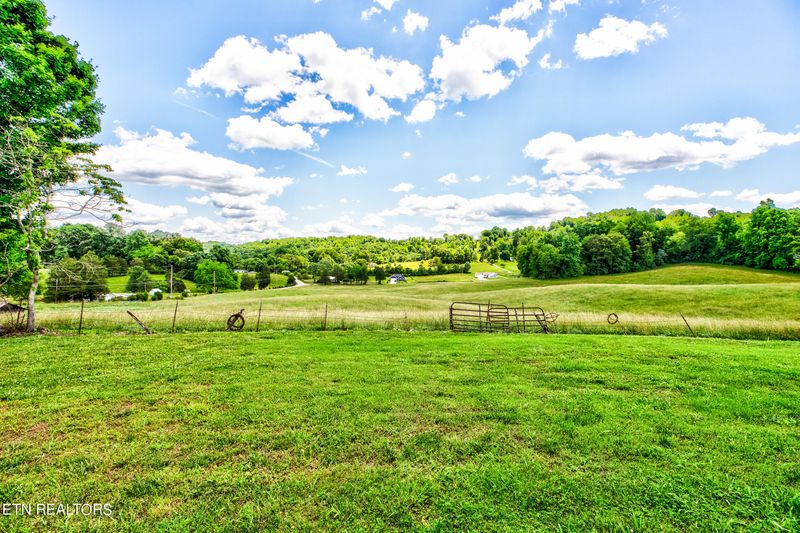 129 Storm Ln, Jacksboro, TN 37757