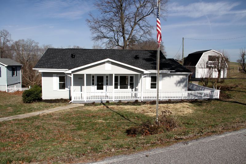 1295 Zion Ridge Rd, Loudon, TN 37774