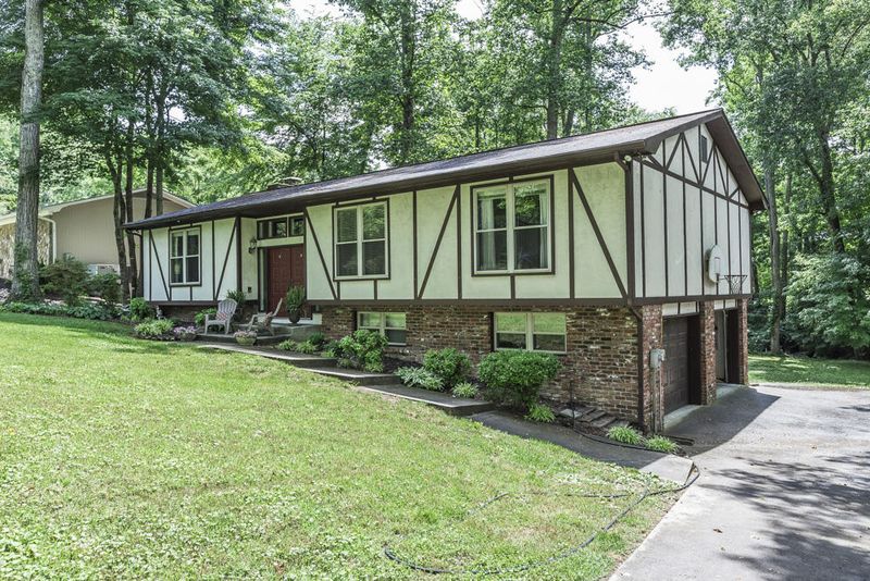 13 Brewster Ln, Oak Ridge, TN 37830