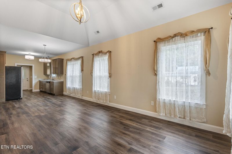 13 Douglas St, Athens, TN 37303