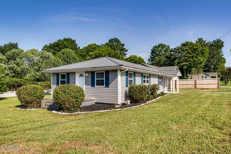 13 Webb St, Athens, TN 37303