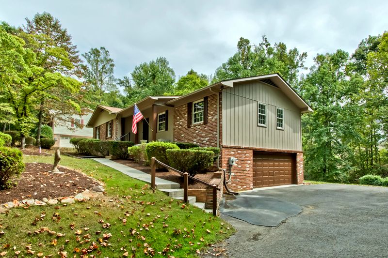130 Connors Dr, Oak Ridge, TN 37830