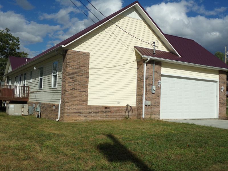 130 Crowley Cir, Jacksboro, TN 37757