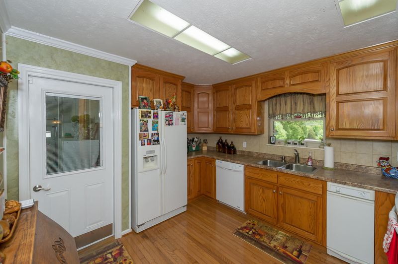 130 Woods Chapel Rd, Harriman, TN 37748