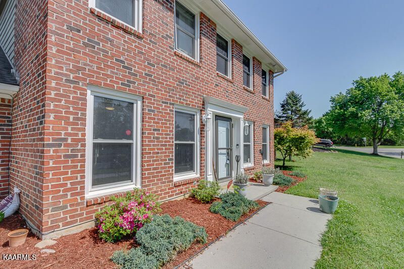1300 Clear Brook Dr, Knoxville, TN 37922