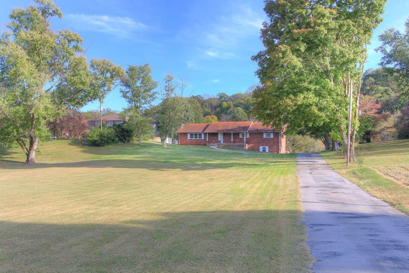 1300 Sandy Shore Dr, Lenoir City, TN 37772
