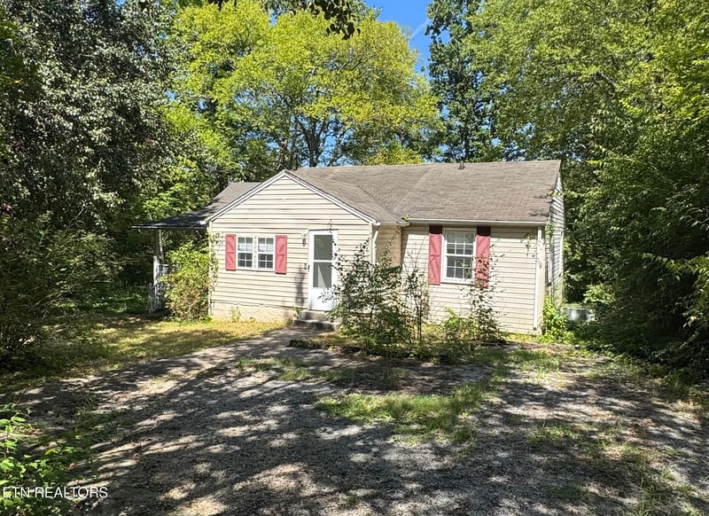 1300 Yellowstone Rd, Knoxville, TN 37914