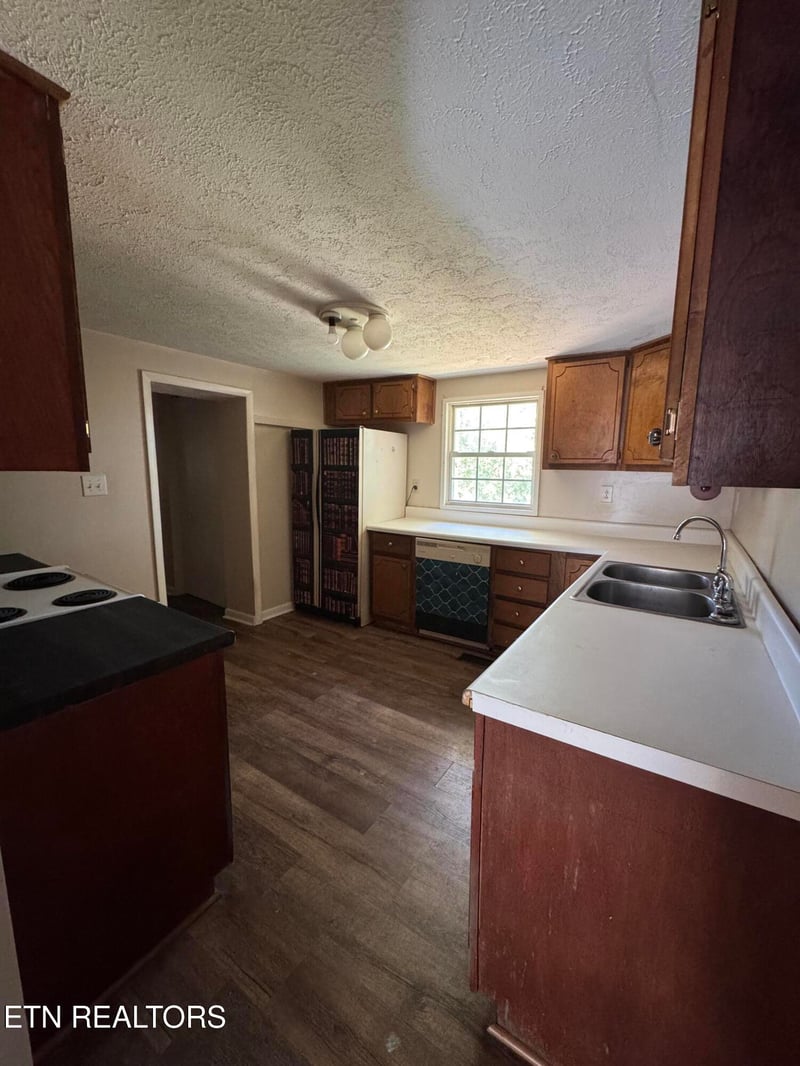 1300 Yellowstone Rd, Knoxville, TN 37914