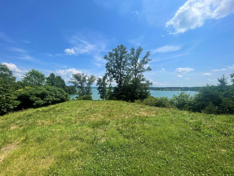 1301 Shadow Hill Dr, Lenoir City, TN 37772