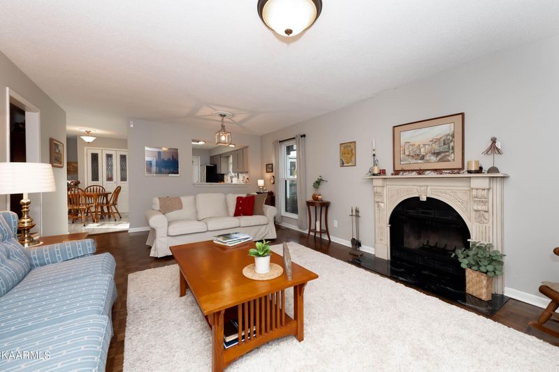 1302 Cherry Tree Ln, Knoxville, TN 37919