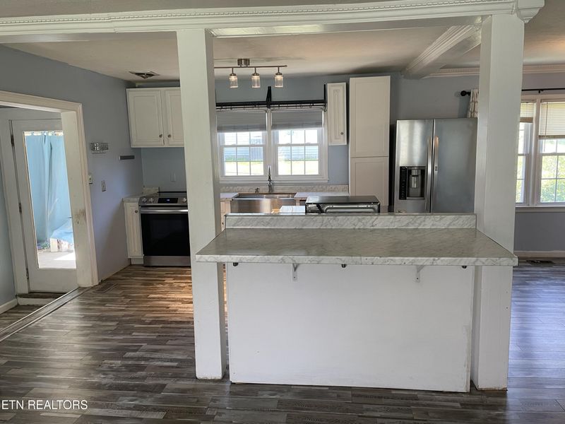1302 E Walnut Grove Dr, Knoxville, TN 37918