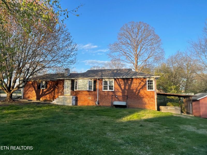1302 E Walnut Grove Dr, Knoxville, TN 37918