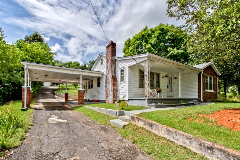 1303 E Broadway St, Lenoir City, TN 37772