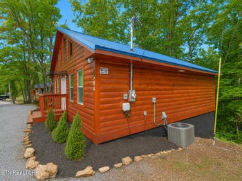 1304 N Oak Ct, Sevierville, TN 37876