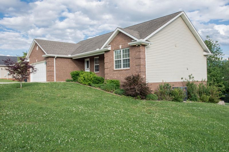 1307 Tomahawk Dr, Maryville, TN 37803
