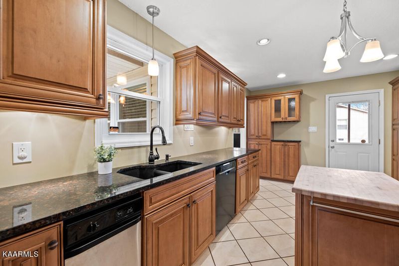 131 Arkansas Ave, Oak Ridge, TN 37830