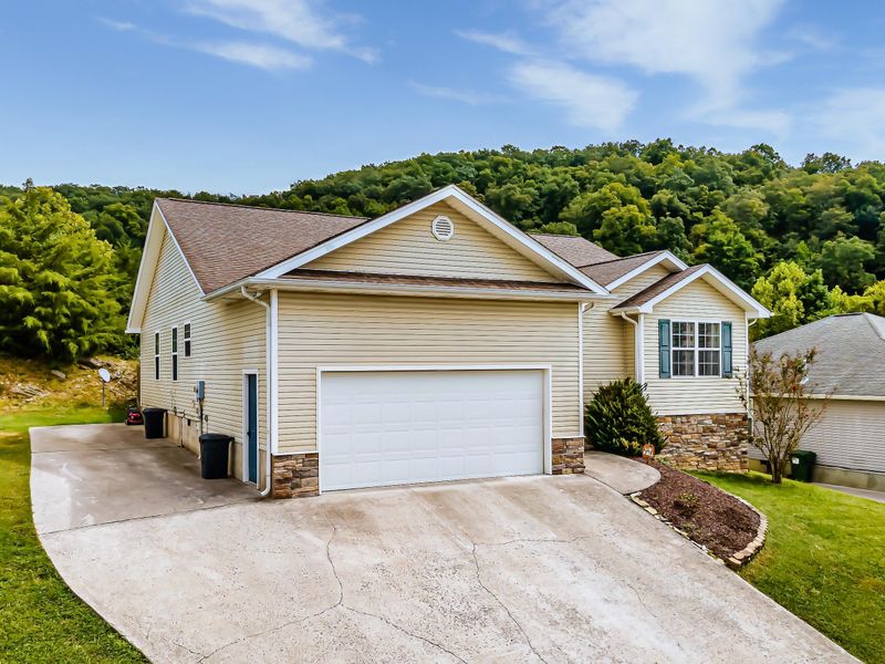 131 Flag Stone Way, Clinton, TN 37716