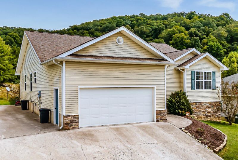131 Flag Stone Way, Clinton, TN 37716