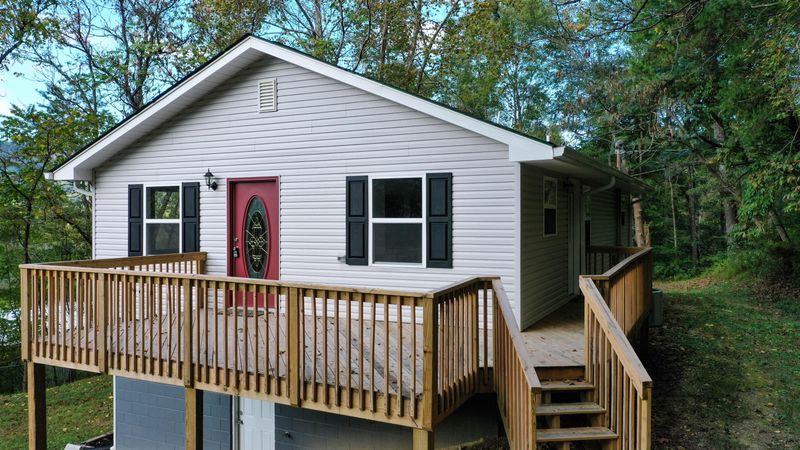 131 Gardner Ln, Jacksboro, TN 37757