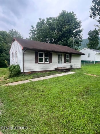 131 Howard Ave, Harriman, TN 37748