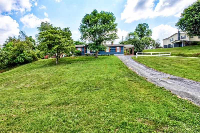 131 Rising Ln, Lafollette, TN 37766