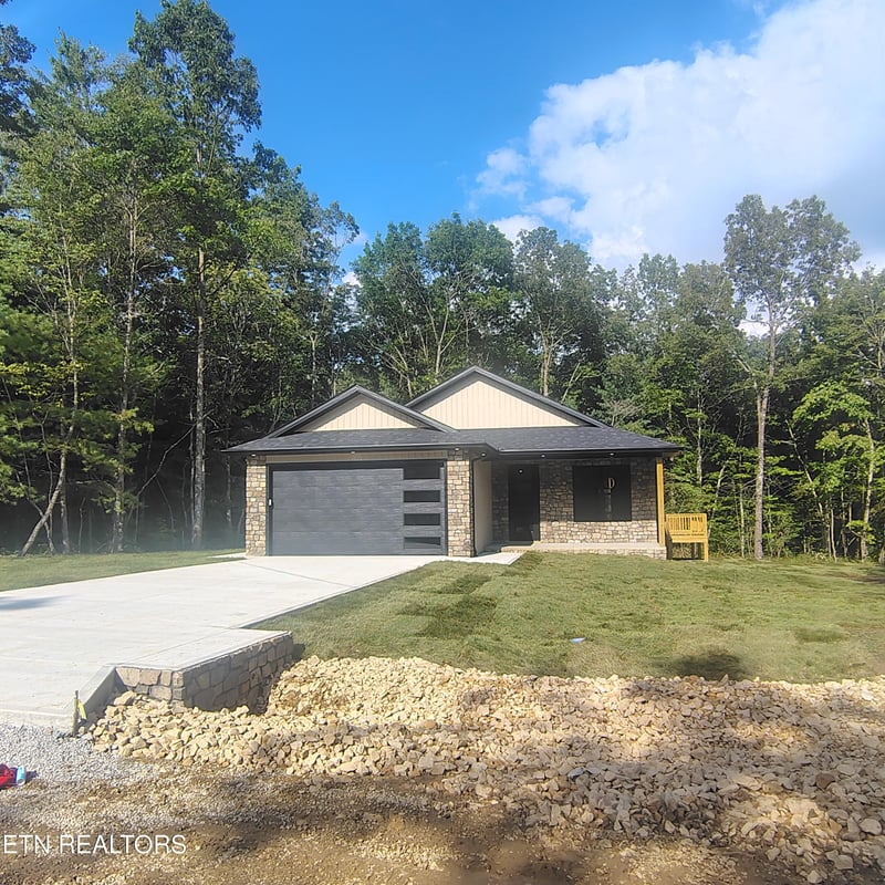 131 Rowewood Ln, Crossville, TN 38558