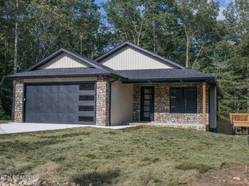 131 Rowewood Ln, Crossville, TN 38558