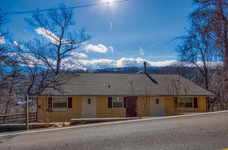 1311 Ski View Dr, Gatlinburg, TN 37738