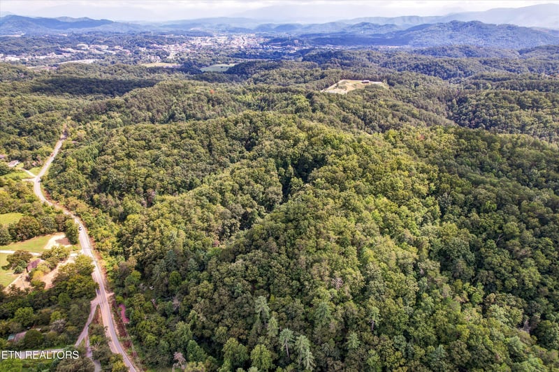 1316 River Divide Rd, Sevierville, TN 37862