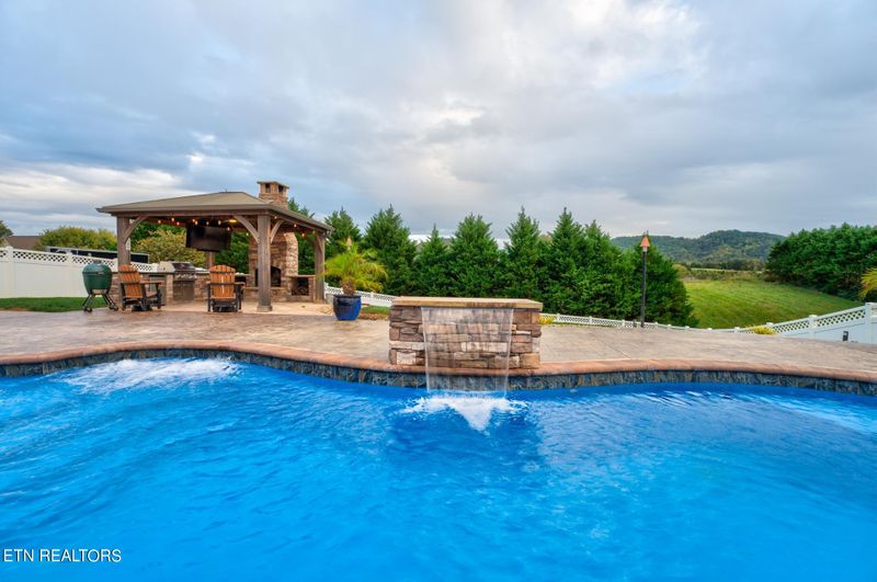 1316 Robert Ridge Rd, Sevierville, TN 37862