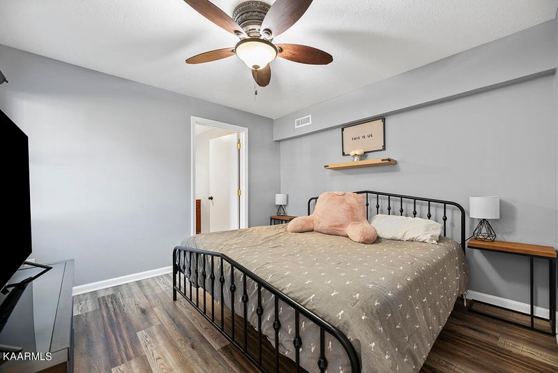 132 E Wadsworth Cir, Oak Ridge, TN 37830