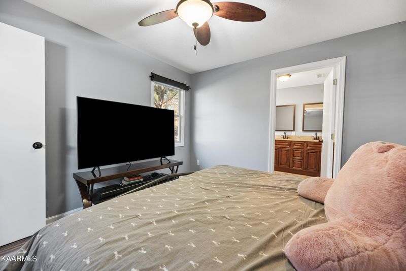 132 E Wadsworth Cir, Oak Ridge, TN 37830